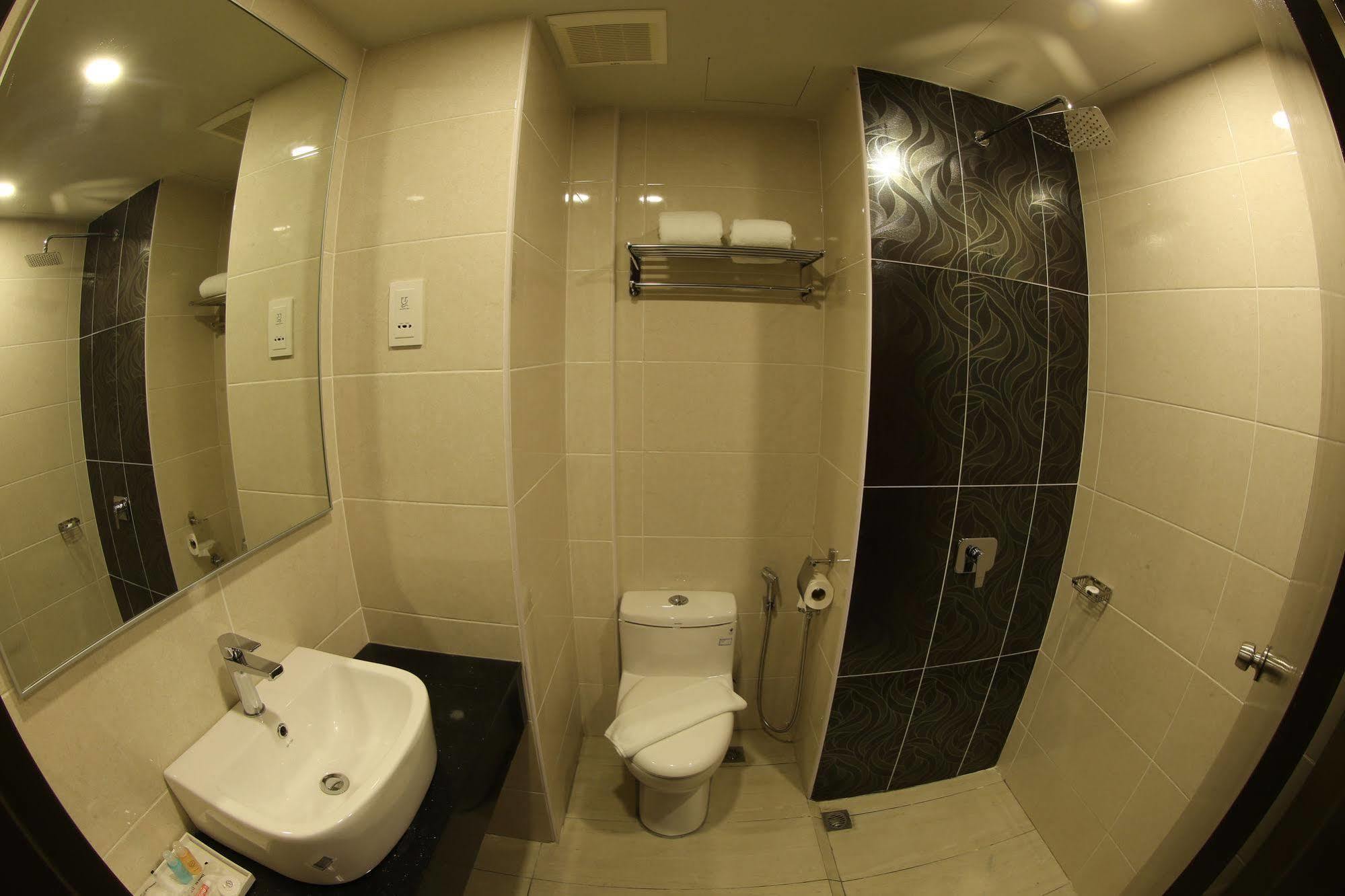 Sem9 Senai Hotel Kulai Buitenkant foto