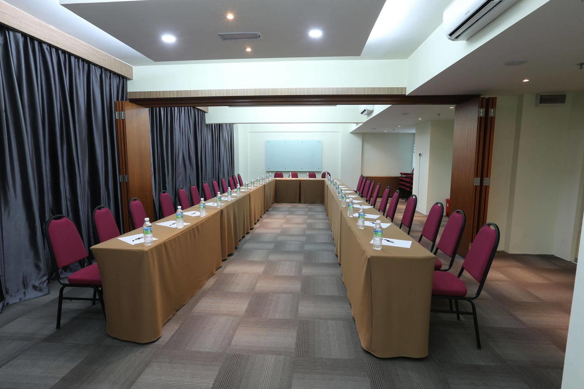 Sem9 Senai Hotel Kulai Buitenkant foto