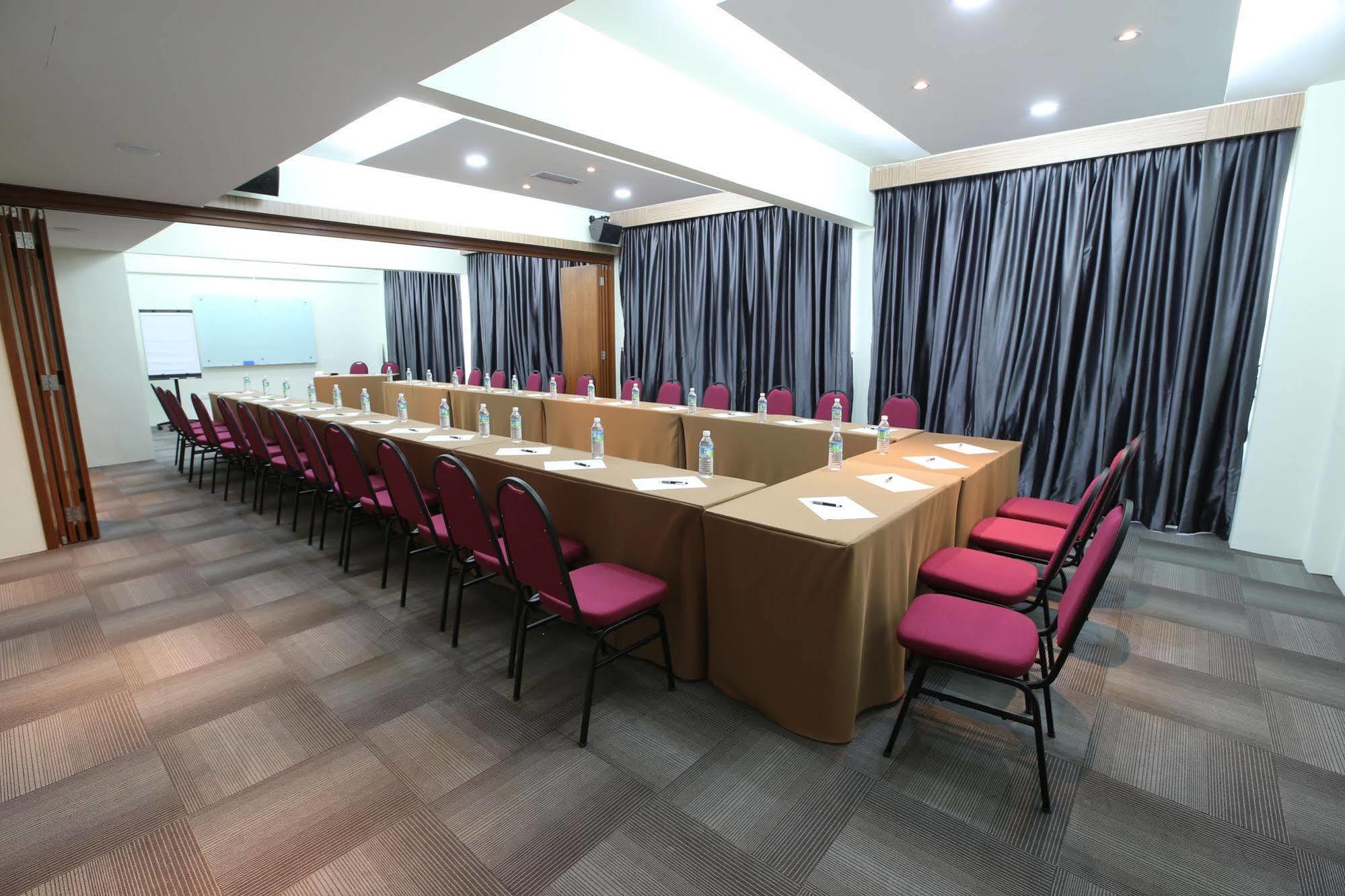Sem9 Senai Hotel Kulai Buitenkant foto